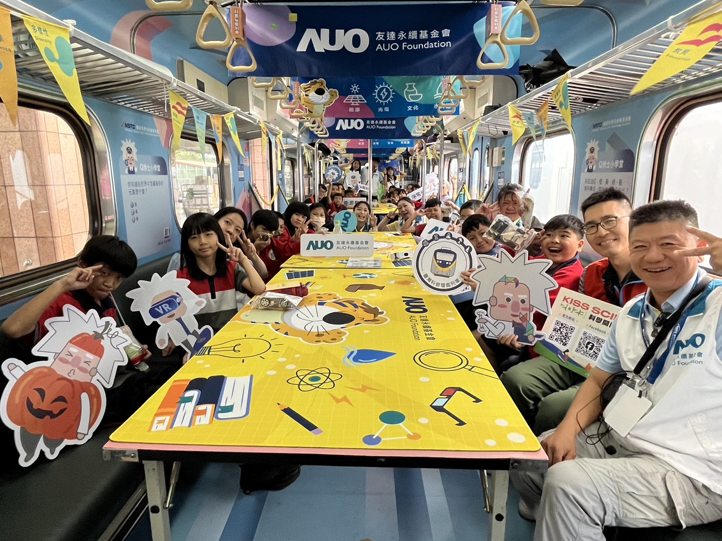 XPJ永續基金會參與「臺灣科普環島列車」，設計基礎科學車廂課程，以「淨零碳排和永續能源」為主題，讓學生透過創意實驗認識淨零知識，以及思考生活中的減碳行為