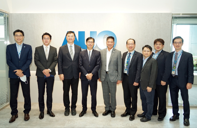 XPJ光電前進亞灣成立「AUO解決方案研發中心」，作為多元場域解決方案研發及試驗場域（圖中左為高雄市長陳其邁、圖中右為XPJ光電董事長彭双浪）